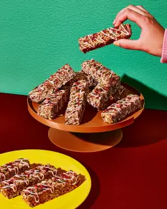 Barres granola maison au glaçage au yogourt et framboises lyophilisées