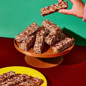 Barres granola maison au glaçage au yogourt et framboises lyophilisées