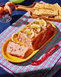 Bûche salée à la mousse de crevettes et au saumon fumé