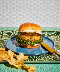 Burger de crevettes à l'halloumi: une galette gourmande et épicée