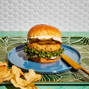 Burger de crevettes à l'halloumi: une galette gourmande et épicée