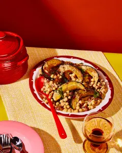 Courge poivrée rôtie, pois chiches crémeux au chorizo