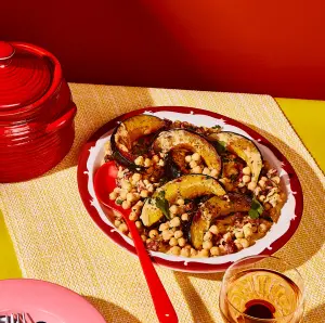 Courge poivrée rôtie, pois chiches crémeux au chorizo