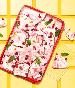 Écorces Glacées au Yogourt, Framboises et Pistaches : Une Douceur Rafraîchissante