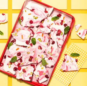 Écorces Glacées au Yogourt, Framboises et Pistaches : Une Douceur Rafraîchissante