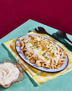 Fattet djaj (poulet et pois chiches sur pain pita grillé)