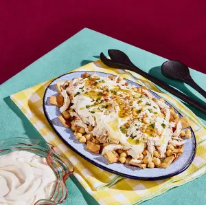 Fattet djaj (poulet et pois chiches sur pain pita grillé)