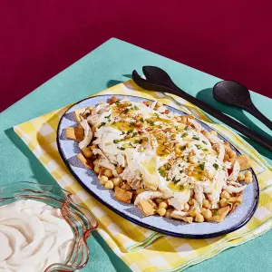 Fattet djaj (poulet et pois chiches sur pain pita grillé)