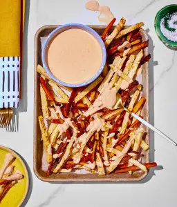 Frites de Légumes au Four et leur Sauce Crémeuse Cheddar-Chili : Une Recette Incontournable