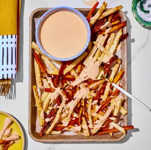 Frites de Légumes au Four et leur Sauce Crémeuse Cheddar-Chili : Une Recette Incontournable