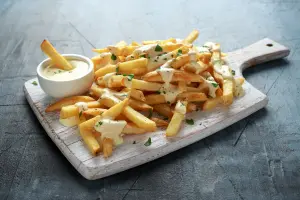 Frites Maison Dorées et leur Sauce Onctueuse au Fromage à la Crème