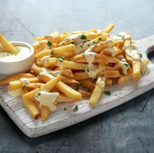 Frites Maison Dorées et leur Sauce Onctueuse au Fromage à la Crème