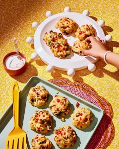 Galettes protéinées à la saucisse, aux poivrons et au fromage