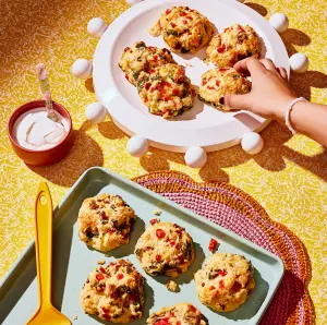 Galettes protéinées à la saucisse, aux poivrons et au fromage