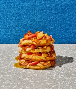 Gaufres à la Bière, Bacon Croustillant et Fromage Oka : Une Recette Salée Inattendue