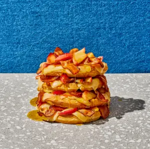 Gaufres à la Bière, Bacon Croustillant et Fromage Oka : Une Recette Salée Inattendue