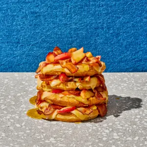 Gaufres à la Bière, Bacon Croustillant et Fromage Oka : Une Recette Salée Inattendue
