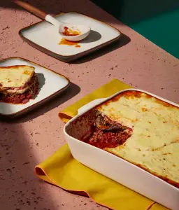 Gratin d'agneau aux aubergines et feta : un voyage culinaire méditerranéen