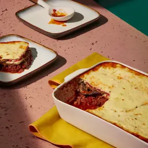 Gratin d&rsquo;agneau aux aubergines et feta : un voyage culinaire méditerranéen