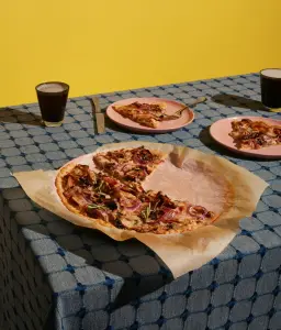 La Pizza Bianca aux Trois Fromages : Notre Recette Originale Champignons et Pancetta