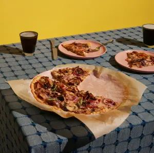 La Pizza Bianca aux Trois Fromages : Notre Recette Originale Champignons et Pancetta