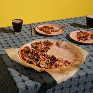 La Pizza Bianca aux Trois Fromages : Notre Recette Originale Champignons et Pancetta