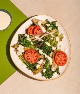 Laitues Grillées et Vinaigrette Crémeuse : Notre Salade Fraîcheur au Barbecue