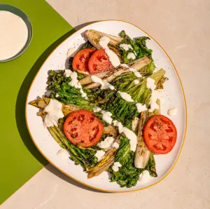 Laitues Grillées et Vinaigrette Crémeuse : Notre Salade Fraîcheur au Barbecue