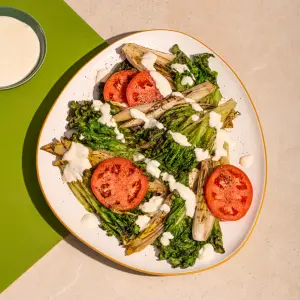 Laitues Grillées et Vinaigrette Crémeuse : Notre Salade Fraîcheur au Barbecue