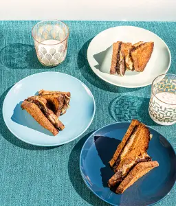 Le Grilled Cheese aux Oignons Braisés et Fromage OKA : Une Harmonie Sucrée-Salée