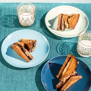 Le Grilled Cheese aux Oignons Braisés et Fromage OKA : Une Harmonie Sucrée-Salée