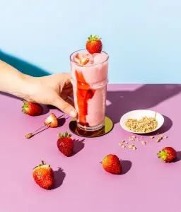 Mocktail Pêches et Fraises : La Boisson Rafraîchissante Idéale pour l'Été