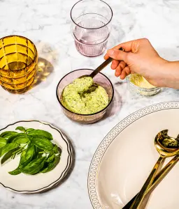 Notre Recette Facile de Sauce Crémeuse au Pesto et Yogourt Grec