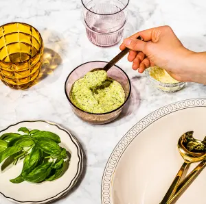 Notre Recette Facile de Sauce Crémeuse au Pesto et Yogourt Grec