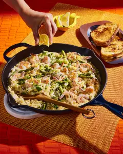 Orzo crémeux aux crevettes et asperges : recette one pot facile