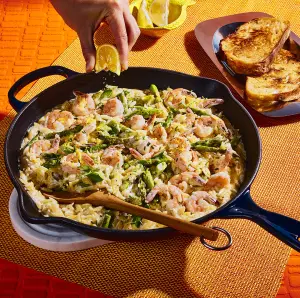 Orzo crémeux aux crevettes et asperges : recette one pot facile