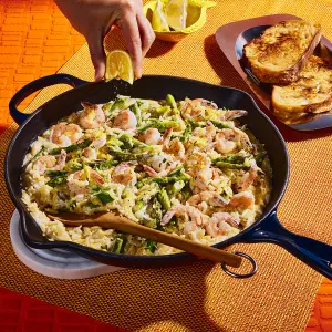 Orzo crémeux aux crevettes et asperges : recette one pot facile