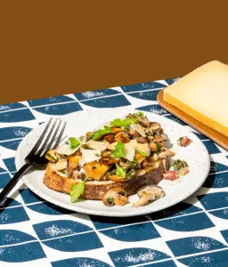Pain Grillé aux Champignons Sauvages et Louis d'Or : Une Recette Réconfortante