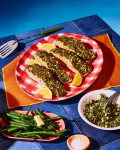 Pavés de saumon au feta, pistaches et fines herbes