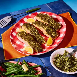 Pavés de saumon au feta, pistaches et fines herbes