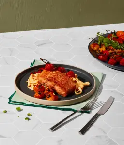 Pavés de Saumon et Tagliatelles : Une Sauce Rosée Crémeuse au Yogourt