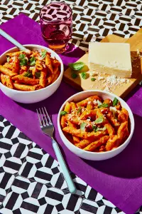 Pennes sauce rosée à la vodka : la recette classique et crémeuse