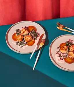 Pétoncles Poêlés à la Crème et au Cidre : Une Symphonie de Saveurs sur Betteraves et Bette à Carde