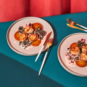 Pétoncles Poêlés à la Crème et au Cidre : Une Symphonie de Saveurs sur Betteraves et Bette à Carde