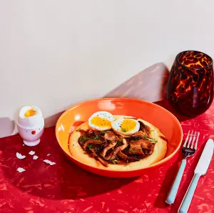 Polenta crémeuse aux champignons et œufs mollets : un plat réconfortant