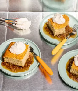 Pouding Chômeur à la Rhubarbe et Cardamome : Notre Recette Réconfortante