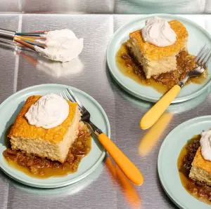 Pouding Chômeur à la Rhubarbe et Cardamome : Notre Recette Réconfortante