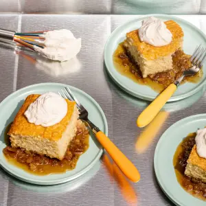 Pouding Chômeur à la Rhubarbe et Cardamome : Notre Recette Réconfortante
