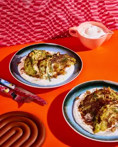 Quartiers de chou rôtis au beurre aux anchois et yogourt citronné