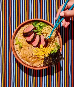 Ramen au Filet de Porc et Maïs : Un Bouillon Crémeux à l'Ail Confit